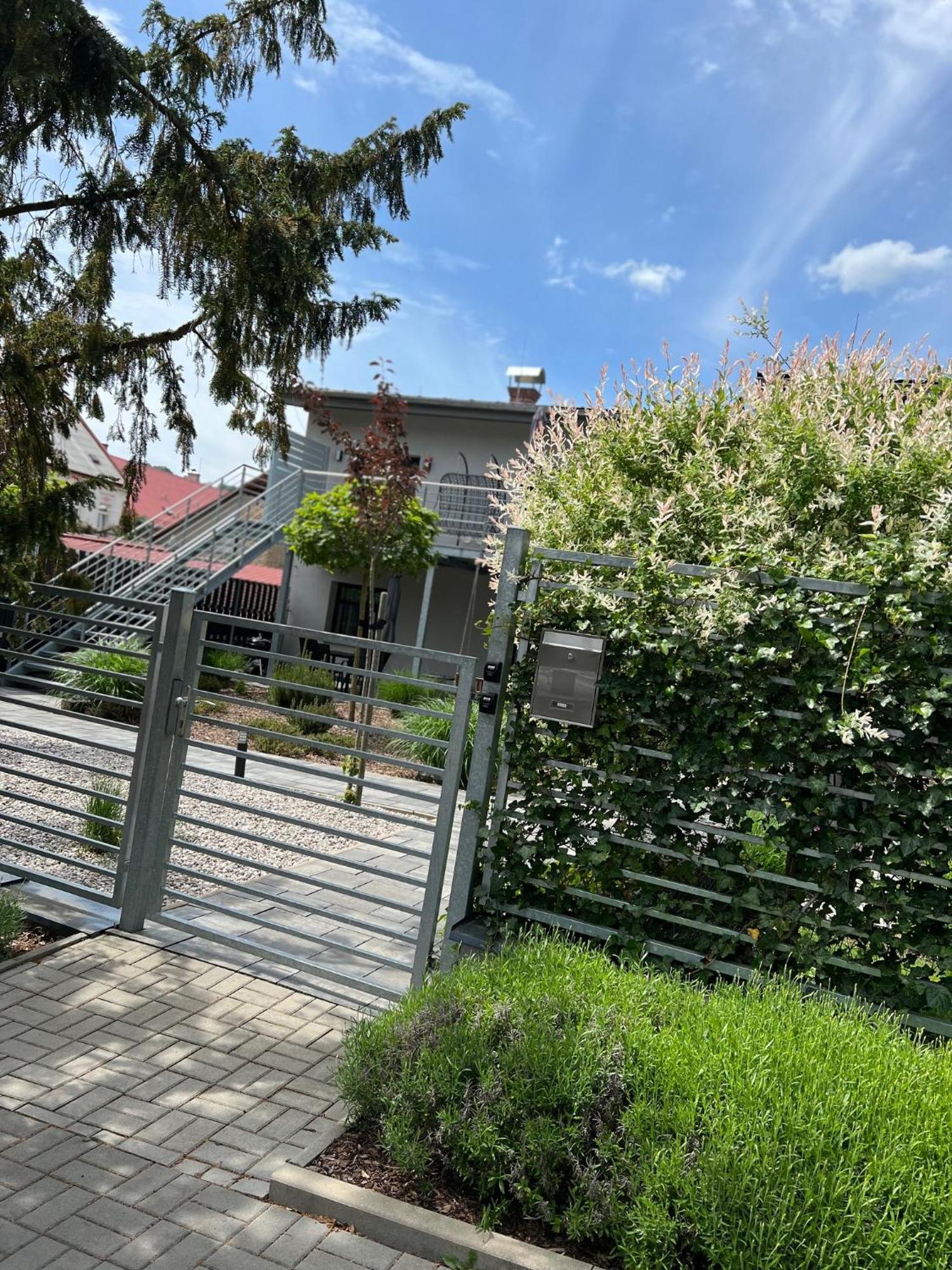 Apartmany Benesov Benesov nad Ploucnici Eksteriør bilde